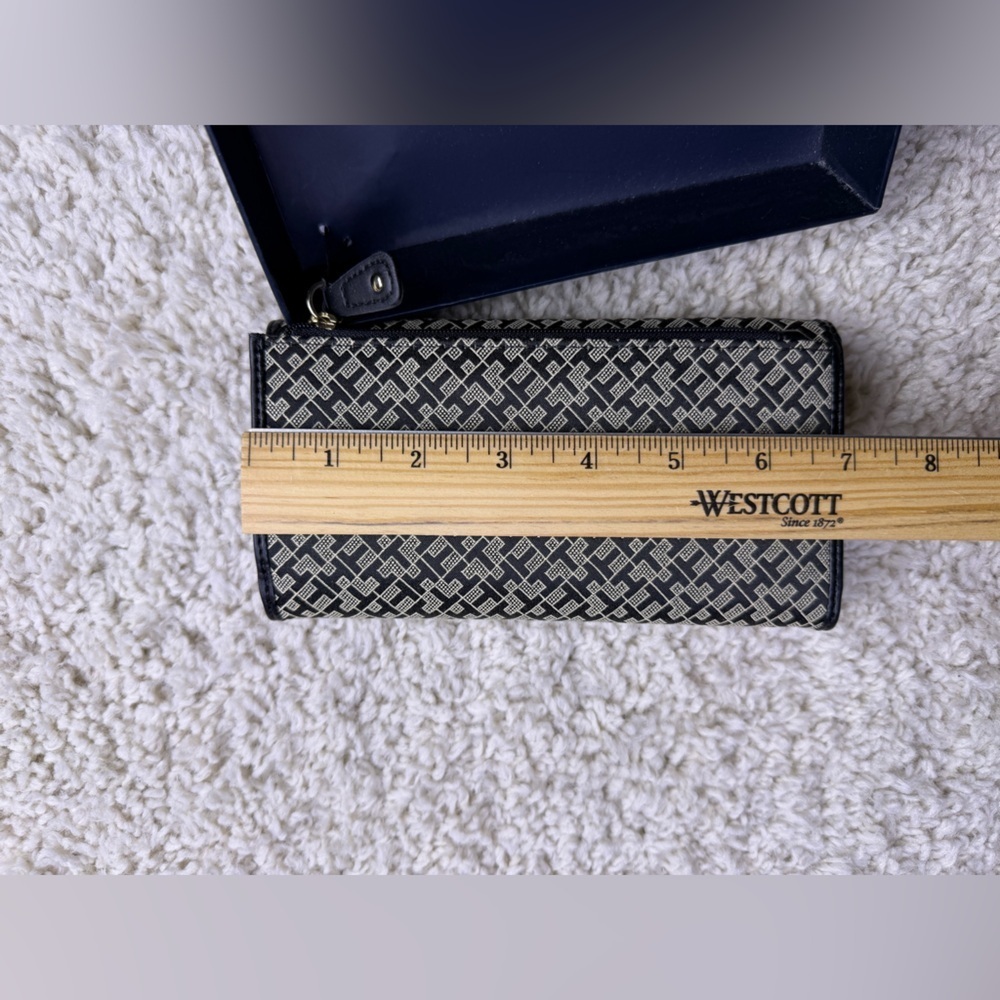 Tommy Hilfiger Black and Gold Women’s Wallet - Picture 5 of 6